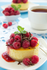 Cheesecake with raspberries and chocolate.