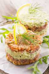 tatar mit Lachs und Avocado