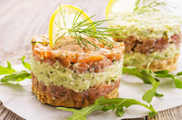 tartare mit Lachs und Avocado