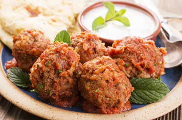 Persische Fleischbällchen mit Joghurt und Fladenbrot