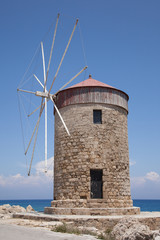 Fototapeta na wymiar Windmühle auf der Hafenmole von Rhodos