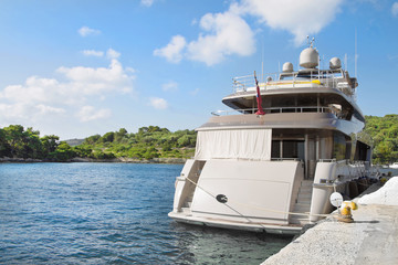 Motoryacht legt in einem Hafen an - Yacht
