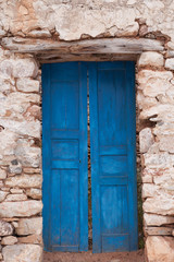 marode Mauer und Holztür