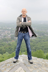 Mann steht am Abgrund