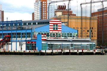 Geb&auml;ude im Hafen von New York City