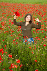 frau im mohnfeld