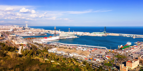 Fototapeta na wymiar view of Barcelona from Montjuic to Port Vell