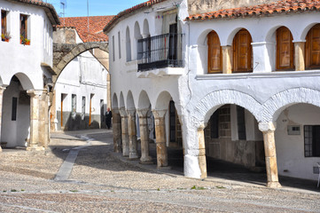 Garrovillas de Alconétar, plaza mayor y arco de una calle