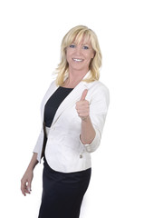 Businessfrau lächelt und hält Daumen hoch