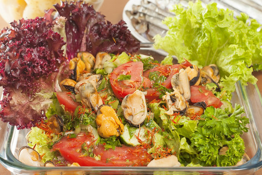 vegetable salad with mussels