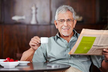 Senior mit Kaffee und Zeitung im Café