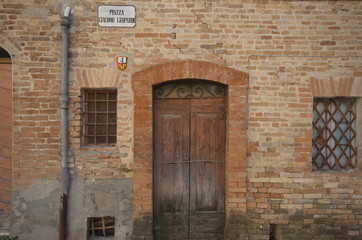 Montottone, Giacomo Leopardi's square, closed door