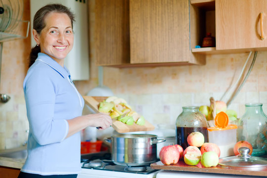  woman cooks applesauce jam