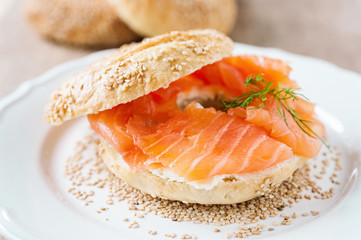 bagel mit frischkäse und räucherlachs