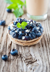 blaubeerküchlein und cappuccino