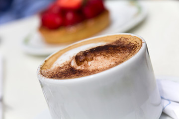 Cappuccino mit Kuchen