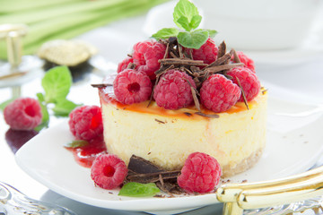 Cheesecake with raspberries and chocolate.
