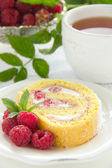 Roulade with raspberries and cream.