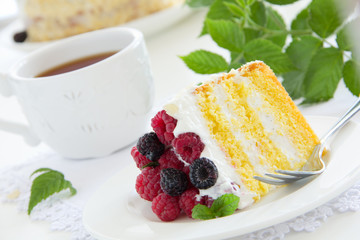 Sponge cake with cream and raspberries.