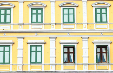 Fototapeta na wymiar Window with light yellow walls.
