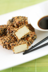 Gebratener Tofu in Sesamkruste mit Sojasoße
