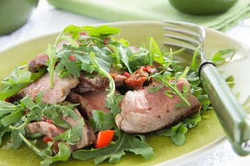 Salad with roast beef, arugula and tomatoes.