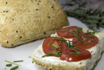 Frischkäse mit Tomaten und Brot