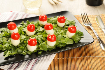 Uova di quaglia e pomodori come funghi