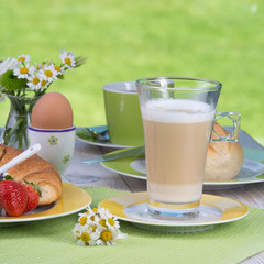 frühstück mit latte macchiato