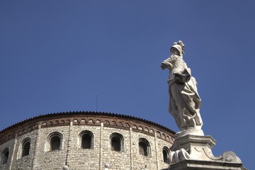 Fototapeta premium piazza duomo brescia statua