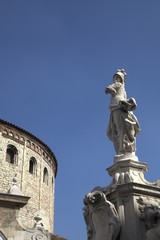 Fototapeta na wymiar piazza duomo brescia statua