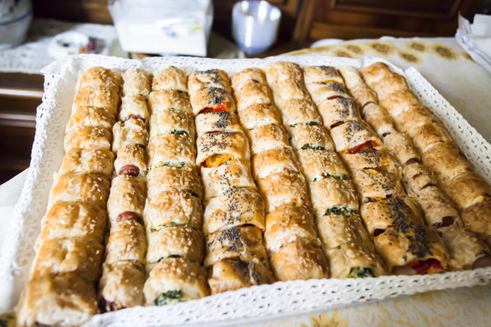 Bocconcini di pasta sfoglia salati come antipasto