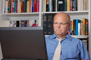 Senior angeekelt vor Laptop