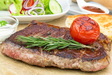 gebratenes Rumpsteak mit Beilagen