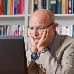 Bekümmerter Senior vor Computer