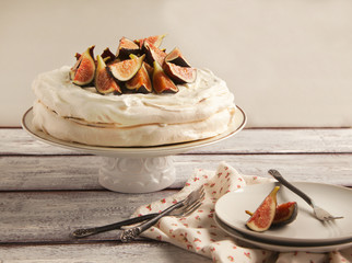 Meringue cake with figs