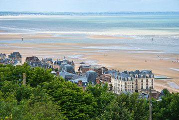 Panorama sur la ville et la plage de Houlgate - obrazy, fototapety, plakaty