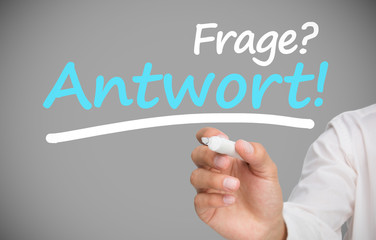Businessman writing frage antwort