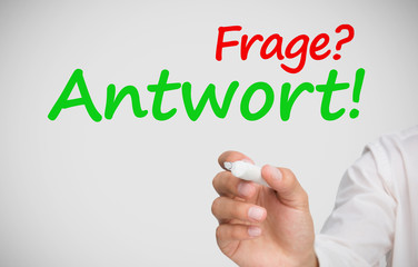 Hand writing frage and antwort with a marker