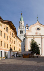 Fototapeta na wymiar Kirche w Cortina d'Ampezzo - Dolomity - Alpy