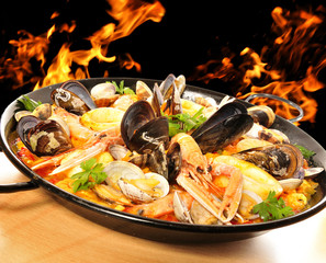 Preparando paella.