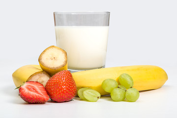 Milch, Bananen, Weintrauben und Erdbeeren für Shake