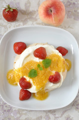 Pavlova mit Erdbeeren und Pfrischen