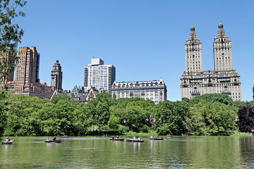 Fototapeta na wymiar Central Park, immeubles, arbres et canotage