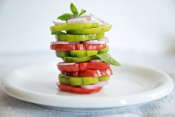 gestapelter Tomatensalat