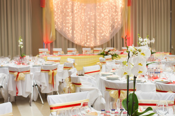 an image of table setting at a luxury wedding reception
