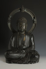 scultura di Buddha seduto in meditazione
