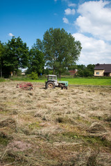stary traktor na łące © Piotr Szpakowski