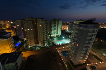Fototapeta na wymiar Wieczór Pejzaż z wysoką podłogą na zewnątrz hoteli