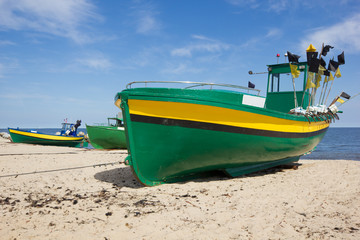 Naklejka na ściany i meble kolorowe łodzie Fisher na bałtyckiej plaży